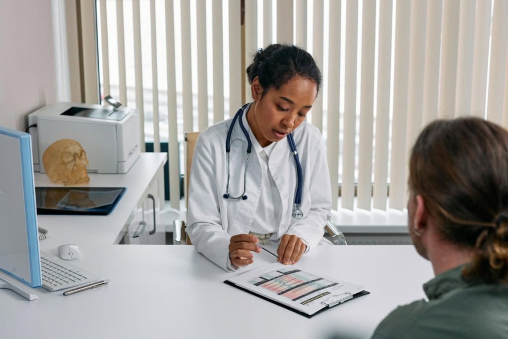 Ärztin und Patient bei arbeitsmedizinischer Vorsorge