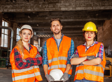 drei Menschen auf einer Baustelle als Teilnehmende einer Schulung im Rahmen der sicherheitstechnischen Betreuung