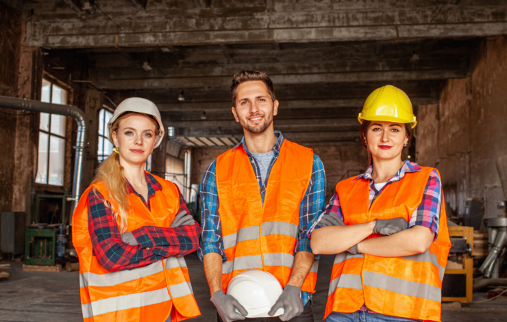 drei Menschen auf einer Baustelle als Teilnehmende einer Schulung im Rahmen der sicherheitstechnischen Betreuung