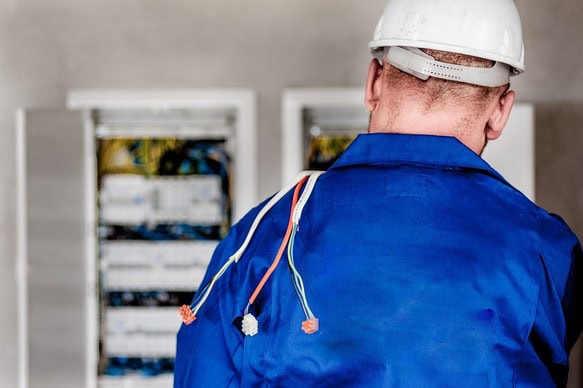 Elektriker mit Blaumann und Helm
