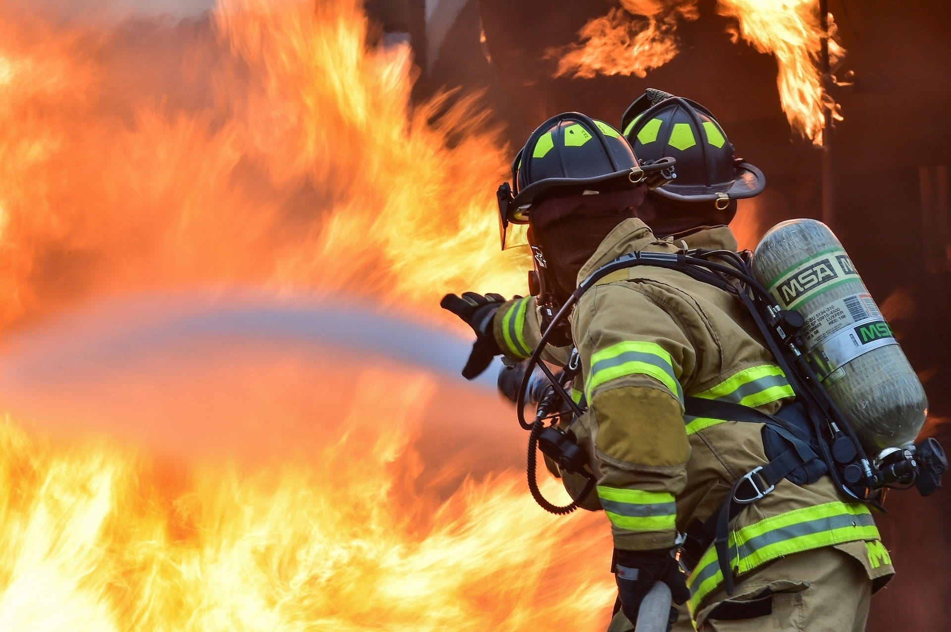 Die Feuerwehr löscht einen Brand.