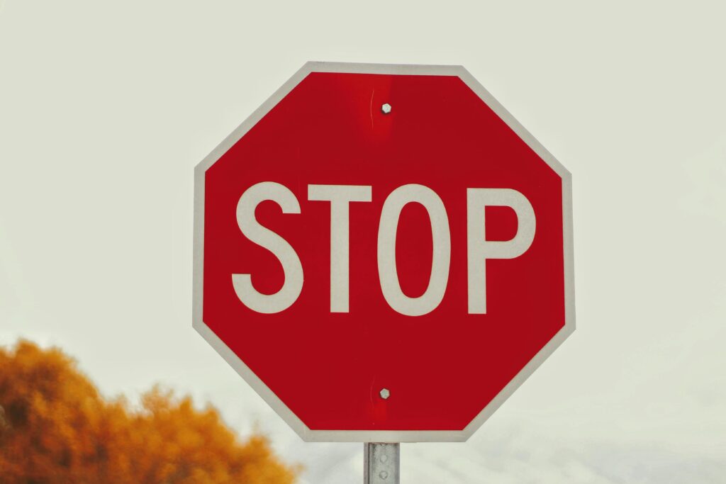 Nahaufnahme von einem Stoppschild.
