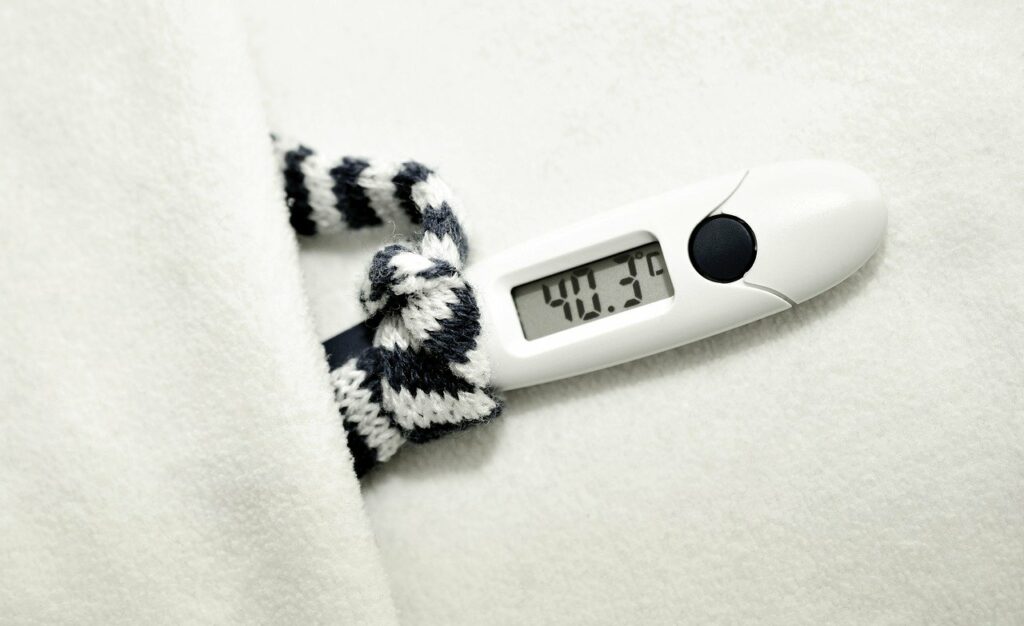 Ein Fieberthermometer zeigt eine Temperatur von 40,3 Grad an.