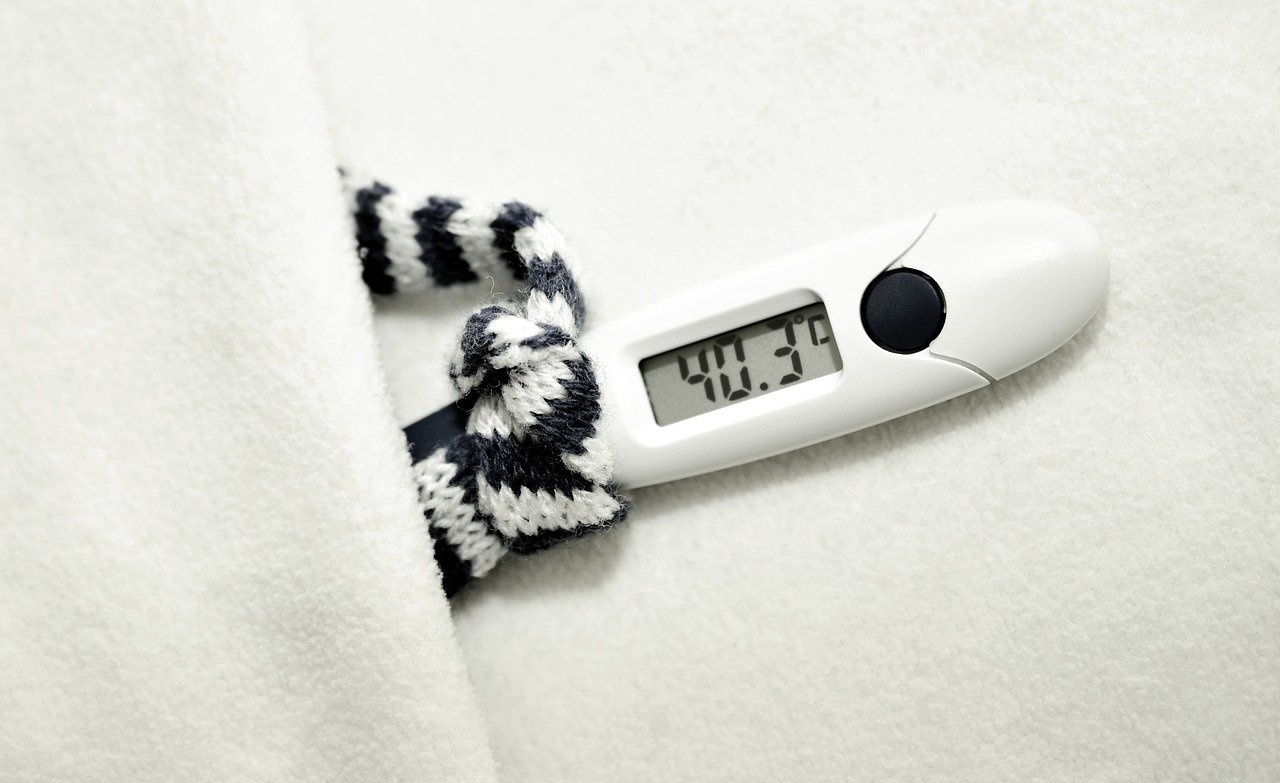 Ein Fieberthermometer zeigt eine Temperatur von 40,3 Grad an.