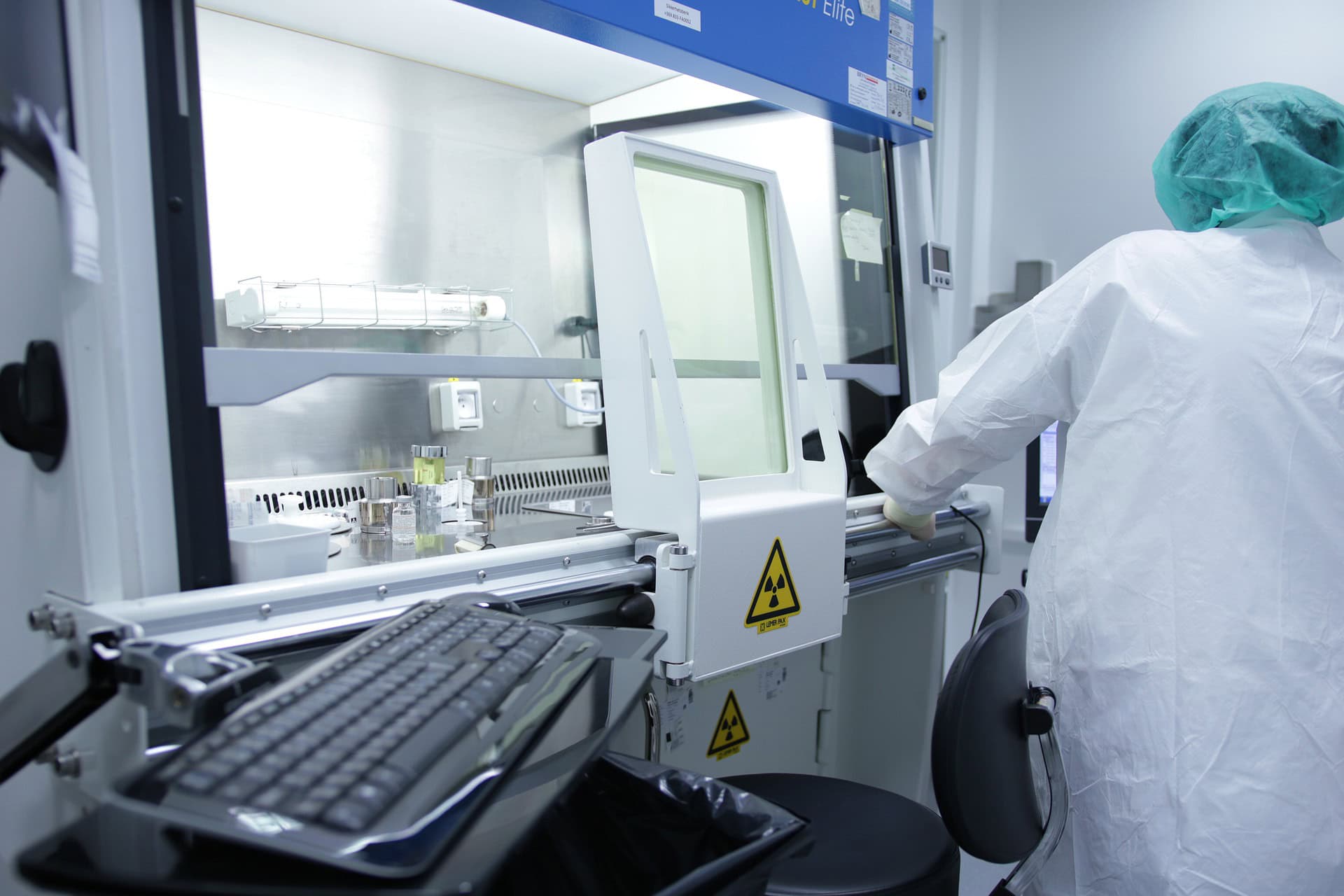 Eine Person in Schutzkleidung bei der Arbeit in einem Reinraum.