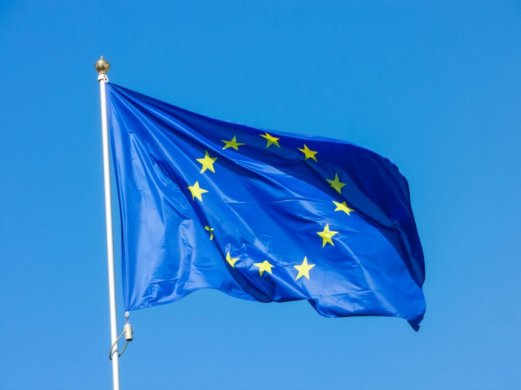 Eine Europa-Flagge weht an einem Fahnenmast im Wind.