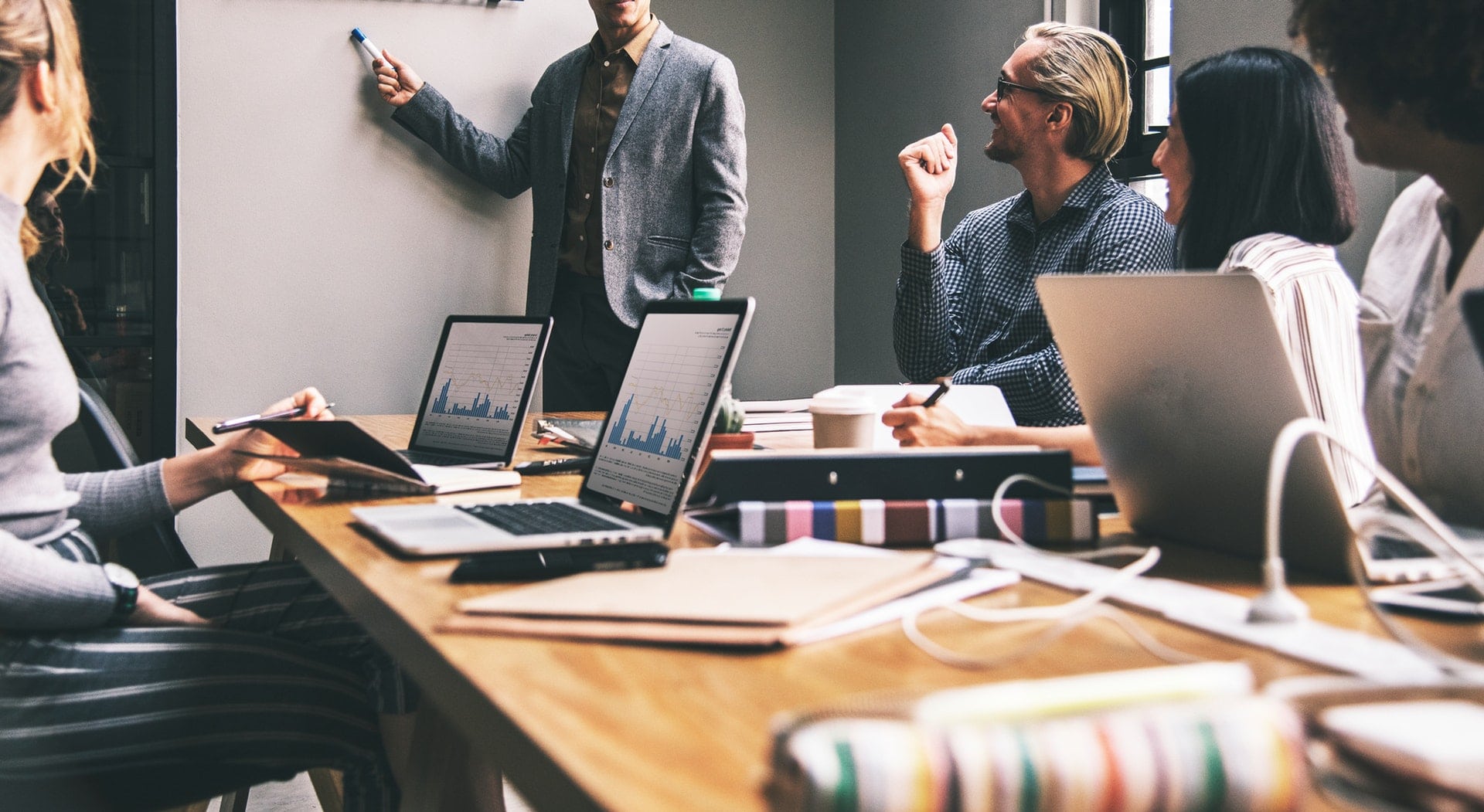 Arbeitnehmende eines Kleinbetriebes werden von einer Fachkraft für Arbeitssicherheit unterwiesen