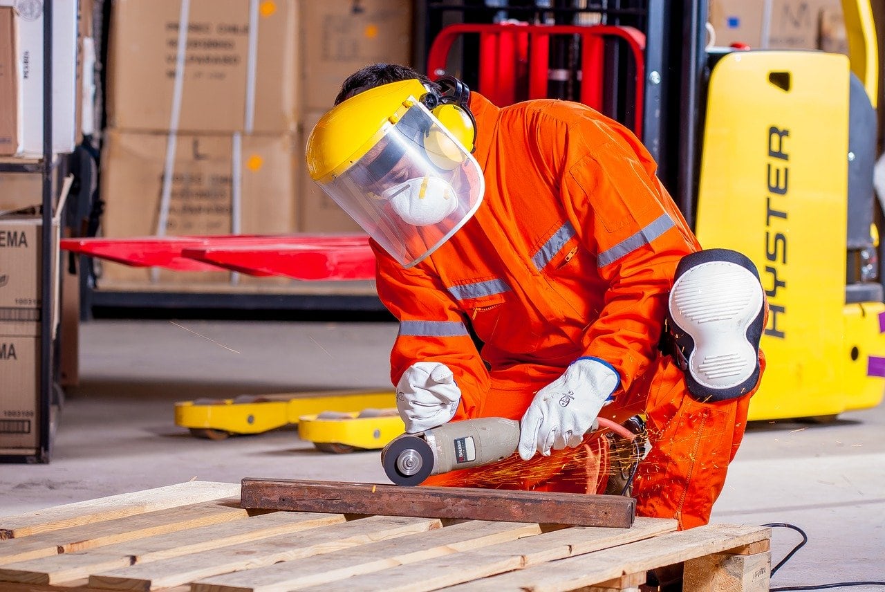 Eine Person in Schutzausrüstung bei der Arbeit.