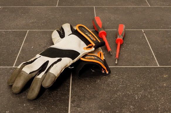 Handschuhe und spitze Gegenstände liegen auf dem Boden