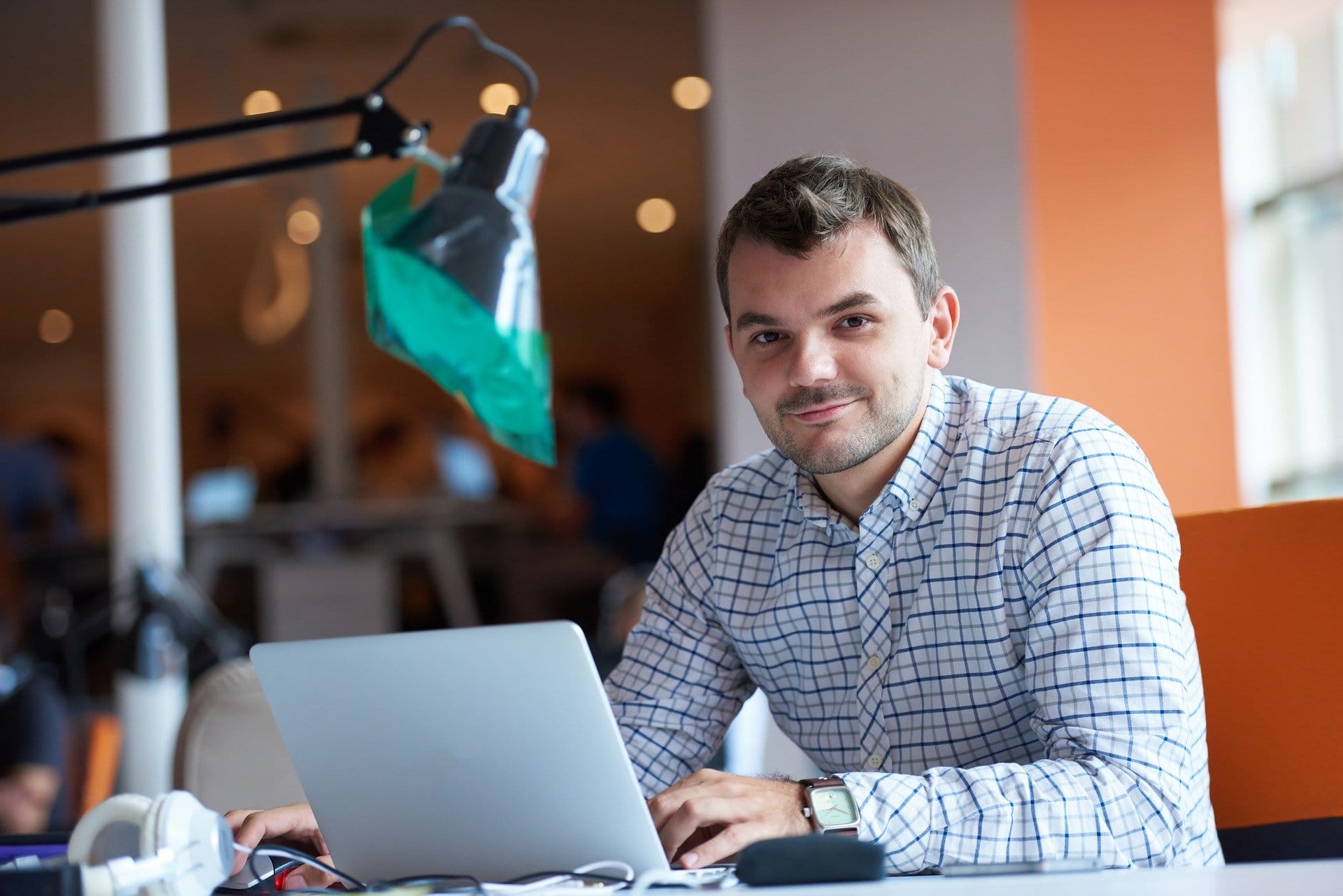 Mitarbeiter eines Unternehmens sitzt vor einem Laptop